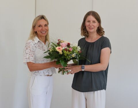 Gratulation und Blumen zur neuen Aufgabe: Verwaltungsdirektorin Barbara Martetschläger beglückwünscht Petra Wirth zur neuen Führungsaufgabe als Pflegedirektorin des Hegau-Jugendwerks. Bild: Andrea Jagode